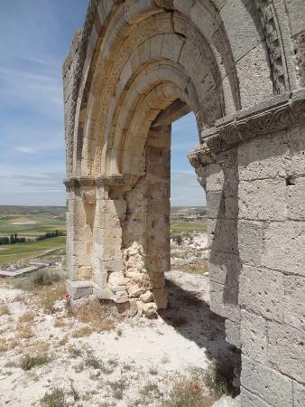 Vista de la portada de la ermita de S. Miguel