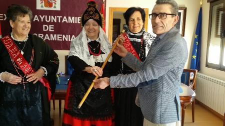 Imagen “Las Águedas” reciben el bastón de mando de manos del Alcalde