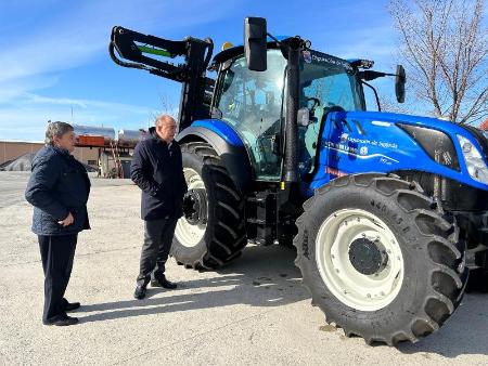 Imagen La Diputación incorpora a su flota otro tractor con desbrozadora para el mantenimiento de las cunetas de la red provincial de carreteras