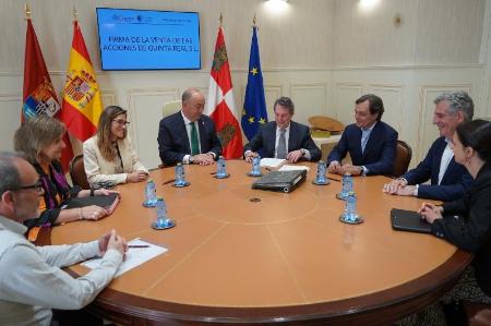 Imagen La Diputación de Segovia firma ante notario las escrituras de venta de la sociedad Quinta Real