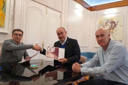 Imagen El presidente de la Diputación recibe a su homólogo en el Balonmano Nava para felicitarle por el ascenso y sellar la ampliación del...