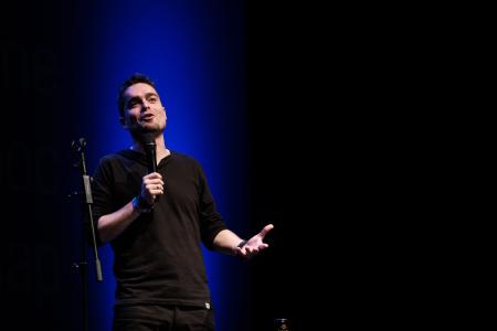 Imagen El cómico Álex Clavero llega a un Teatro Juan Bravo lleno para hablar de ‘La nueva normalidad’